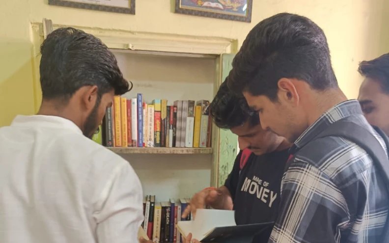 Book-Racks-in-Schools-2