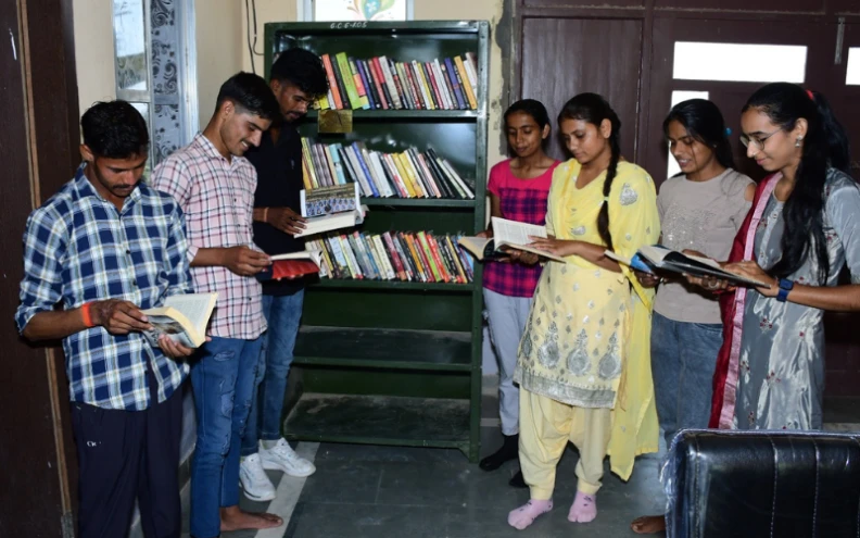 Book-Racks-in-Schools-8